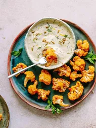 Sauce mayo façon ranch servie avec des bouchées de chou-fleur au four