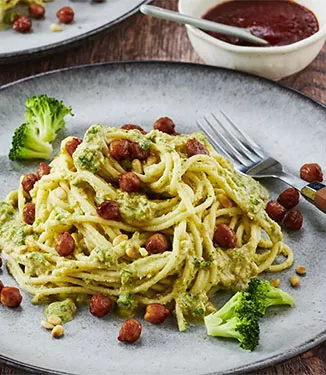 Spaghetti au pesto de brocoli et pois chiches glacés au miel