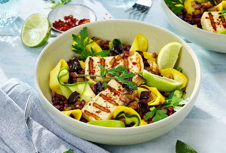 Salade de courgettes, haricots et halloumi