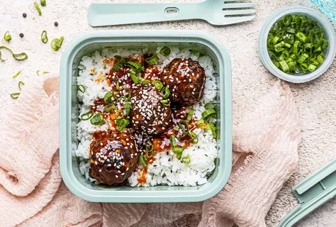 Boulettes de viande glacage sauce Sriracha et riz
