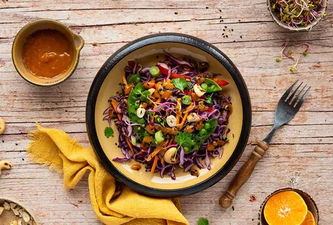 Salade de chou rouge aux noix de cajou et pois