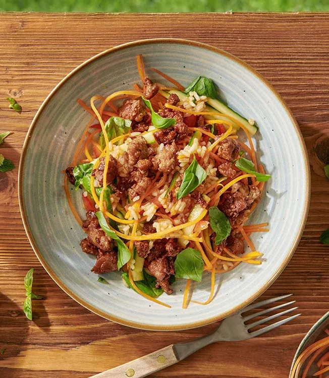 Salade de riz au jasmin et pièce d’agneau pimentée au basilic thaï