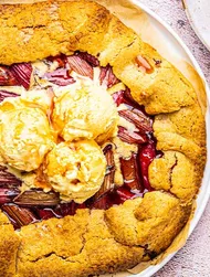 Tarte rustique à la rhubarbe