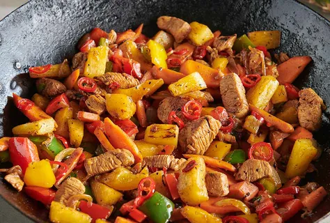 Sauté de poulet au poivron, ananas et piment