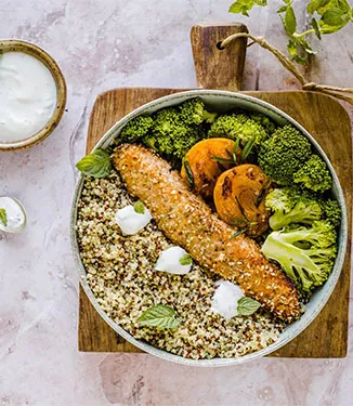Bowl de quinoa chaud au saumon enrobé de sésame et abricots