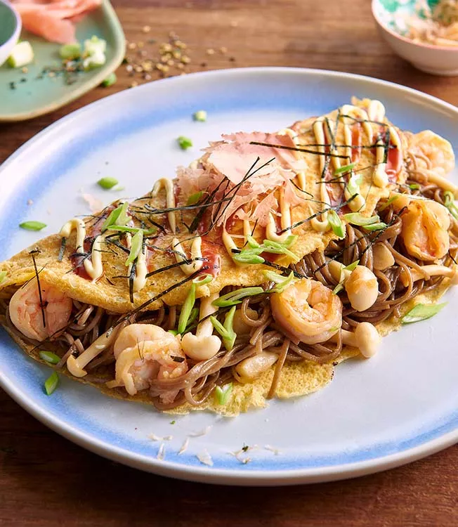 Omelette Omusoba aux crevettes et champignons
