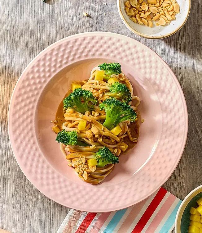 Udon aux brocolis, mangues et cacahuètes