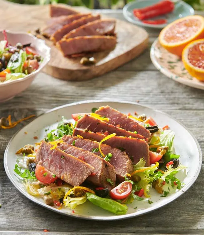 Steak de thon grillé et salade