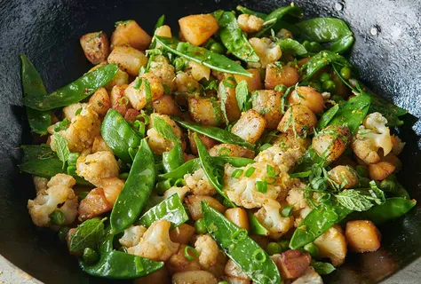 Sauté de noix de St Jacques, pois et chou-fleur