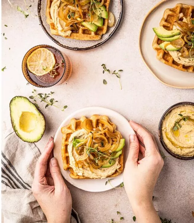 Gaufres à l’houmus, à l’oignons Teriyaki et au thym frais