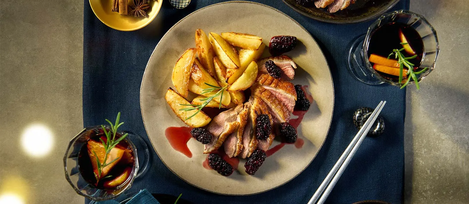 Magrets de canard et pommes de terre rôties au miso, avec sauce aux mûres