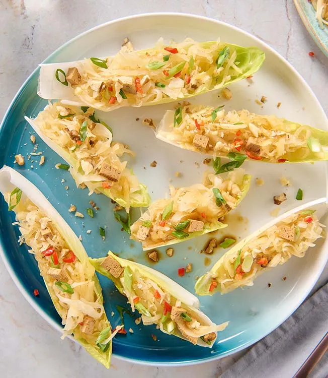 Pirogues d’endives avec tofu et chou braisés