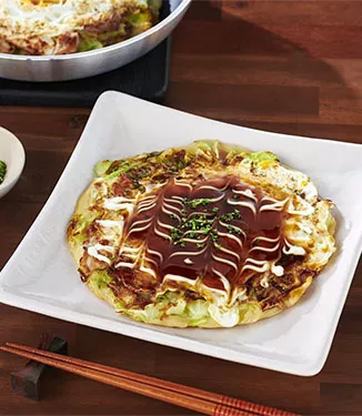 Okonomiyaki ou crêpe salée japonaise à la viande Buta-tama