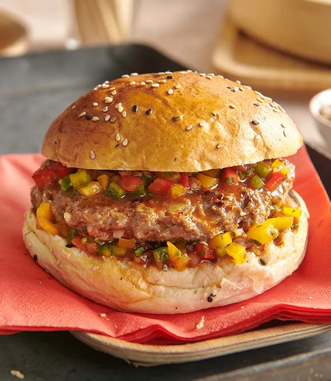 Pljeskavica avec salsa aux poivrons et pain brioché