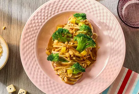 Udon aux brocolis, mangues et cacahuètes