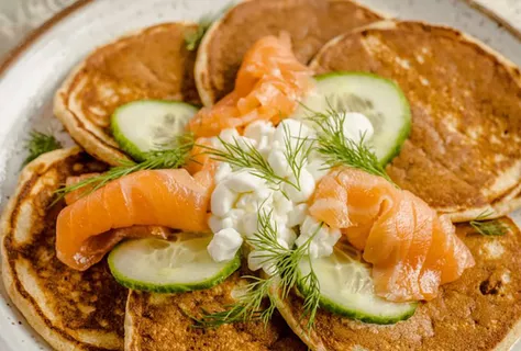 Pancakes complets au saumon fumé, fromage blanc et concombre