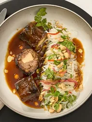 Roulade de bœuf et nouilles pak choi à l'asiatique