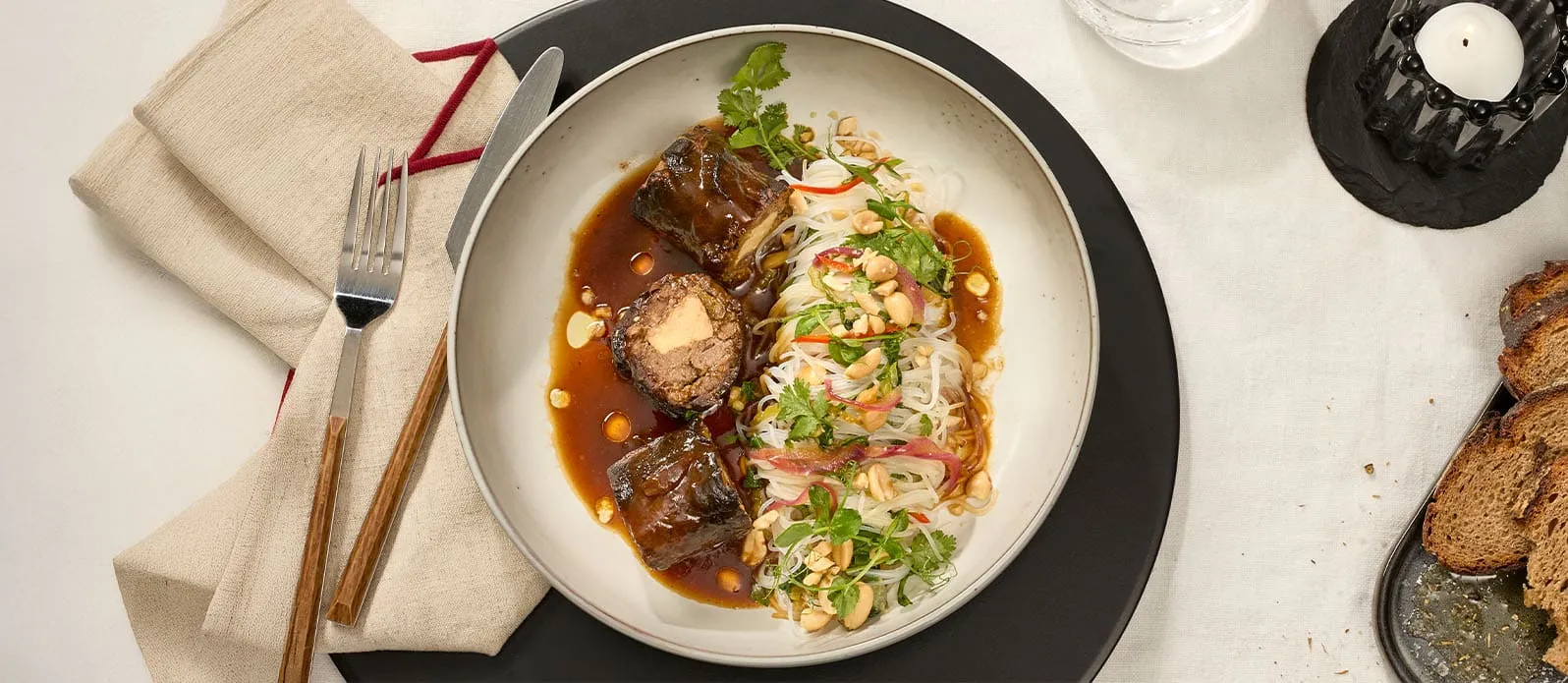 Roulade de bœuf et nouilles pak choi à l'asiatique