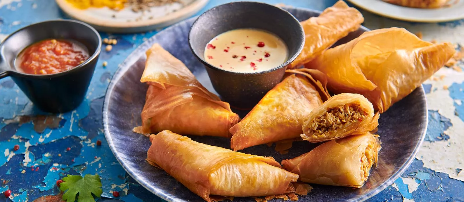 Samoussas au poulet vindaloo et sauce au yaourt