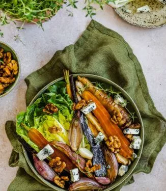 Salade chaude aux noix et légumes grillés