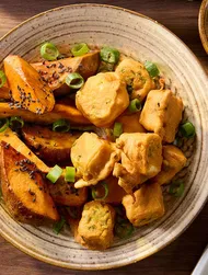 Tofu enrobé dans une panure de jalapeño, servi avec des okras et une sauce coco-cacahuète