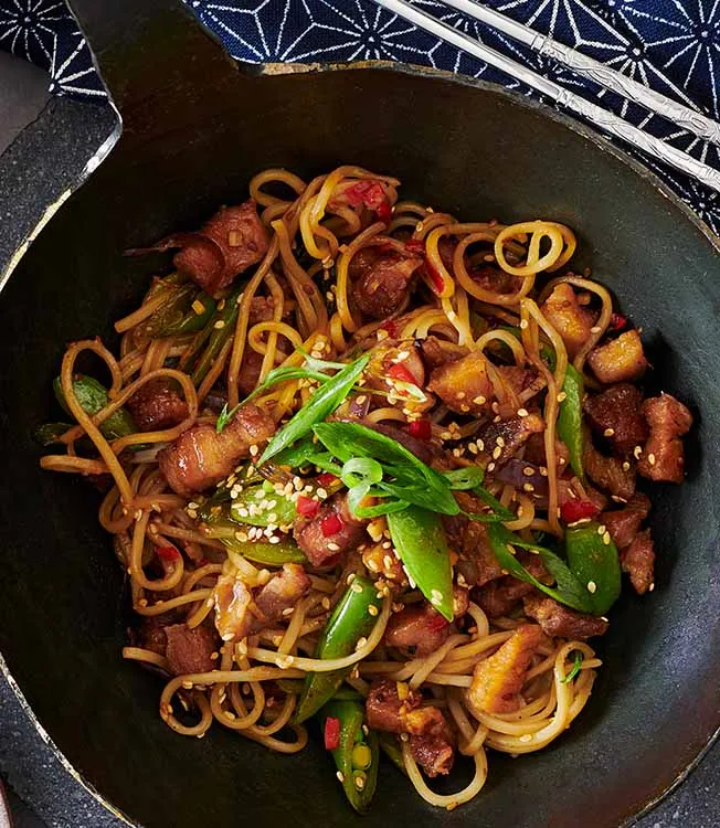 Nouilles sautées à la poitrine de porc