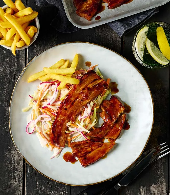 Poitrine de porc rôtie à la Sauce Barbecue Teriyaki, salade de chou et frites