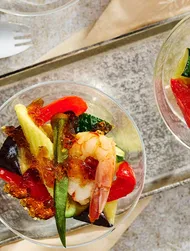 Crevettes grillées et légumes de saison avec gelée Ponzu Yuzu