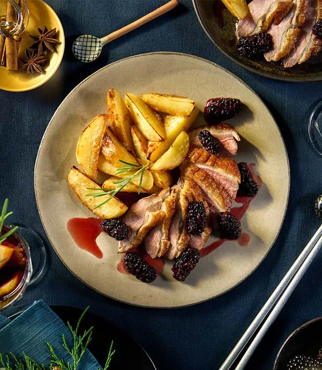 Magrets de canard et pommes de terre rôties au miso, avec sauce aux mûres