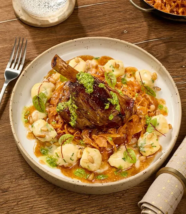 Souris d’agneau avec choucroute et gnocchi au parmesan
