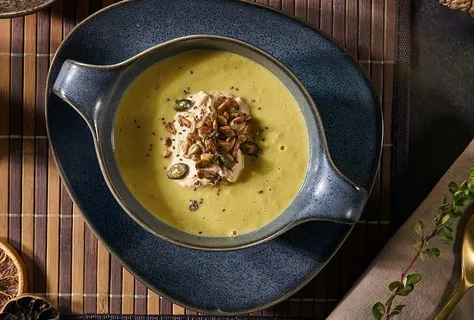 Soupe de maïs crémeuse, sauce soja et noix croustillantes