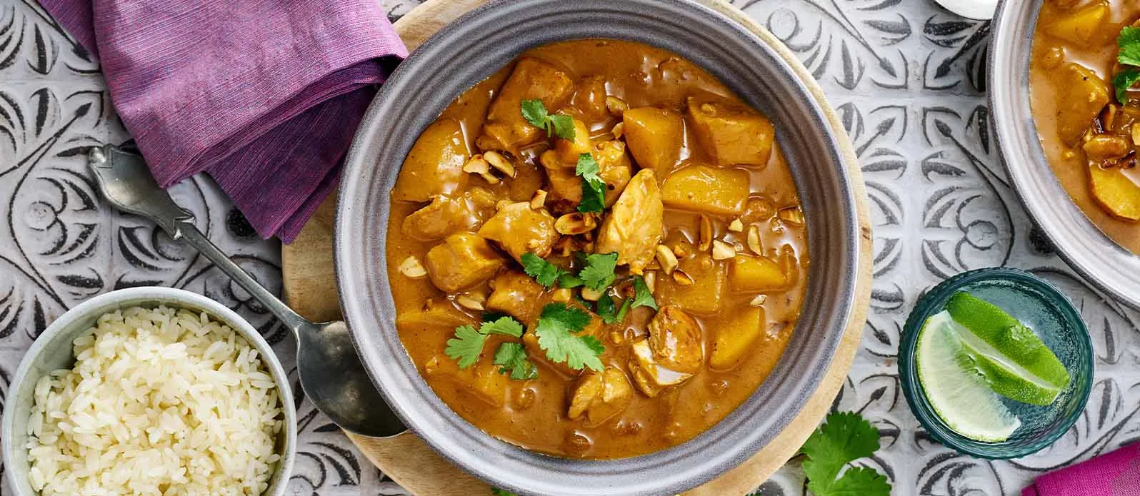 Curry Massaman de poulet, pommes de terre et cacahuètes