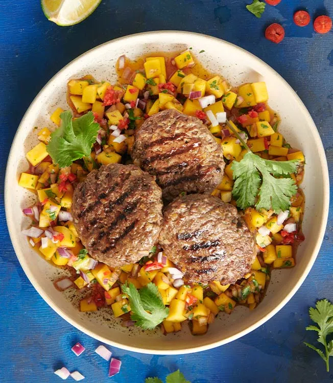 Boulettes de viande avec une sauce salsa mangue