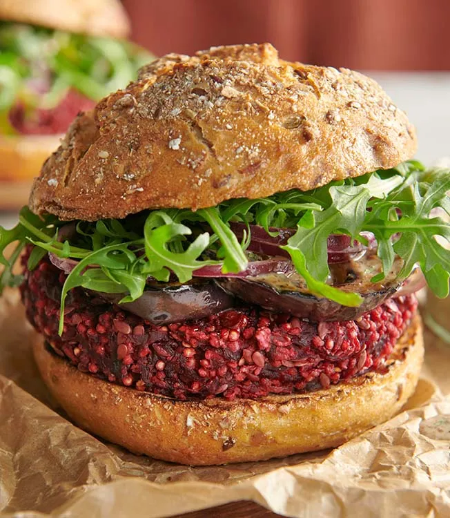 Burgers de betteraves avec aubergines et sauce au sésame