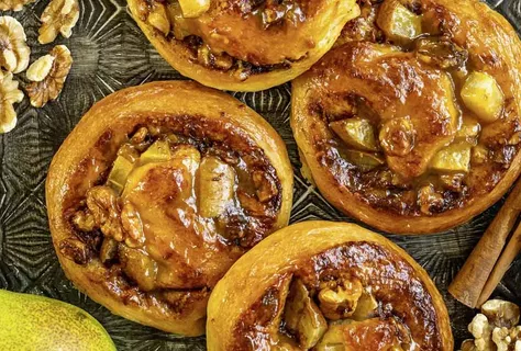 Roulés à la cannelle aux poires et aux noix