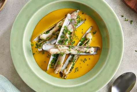Chaudrée de couteaux avec sauce crémeuse au soja