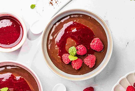 Riz au lait au chocolat et coulis de framboise
