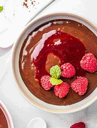 Riz au lait au chocolat et coulis de framboise
