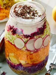 Salade arc-en-ciel avec vinaigrette au miso