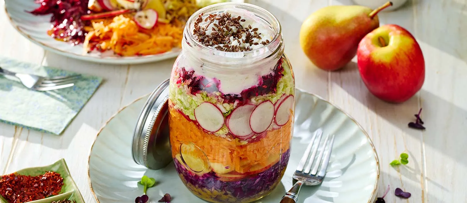 Salade arc-en-ciel avec vinaigrette au miso