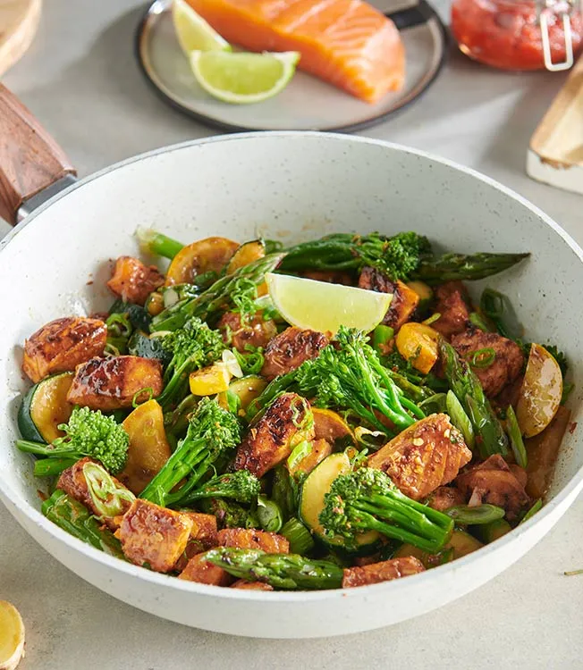 Wok de saumon et légumes sauce harissa