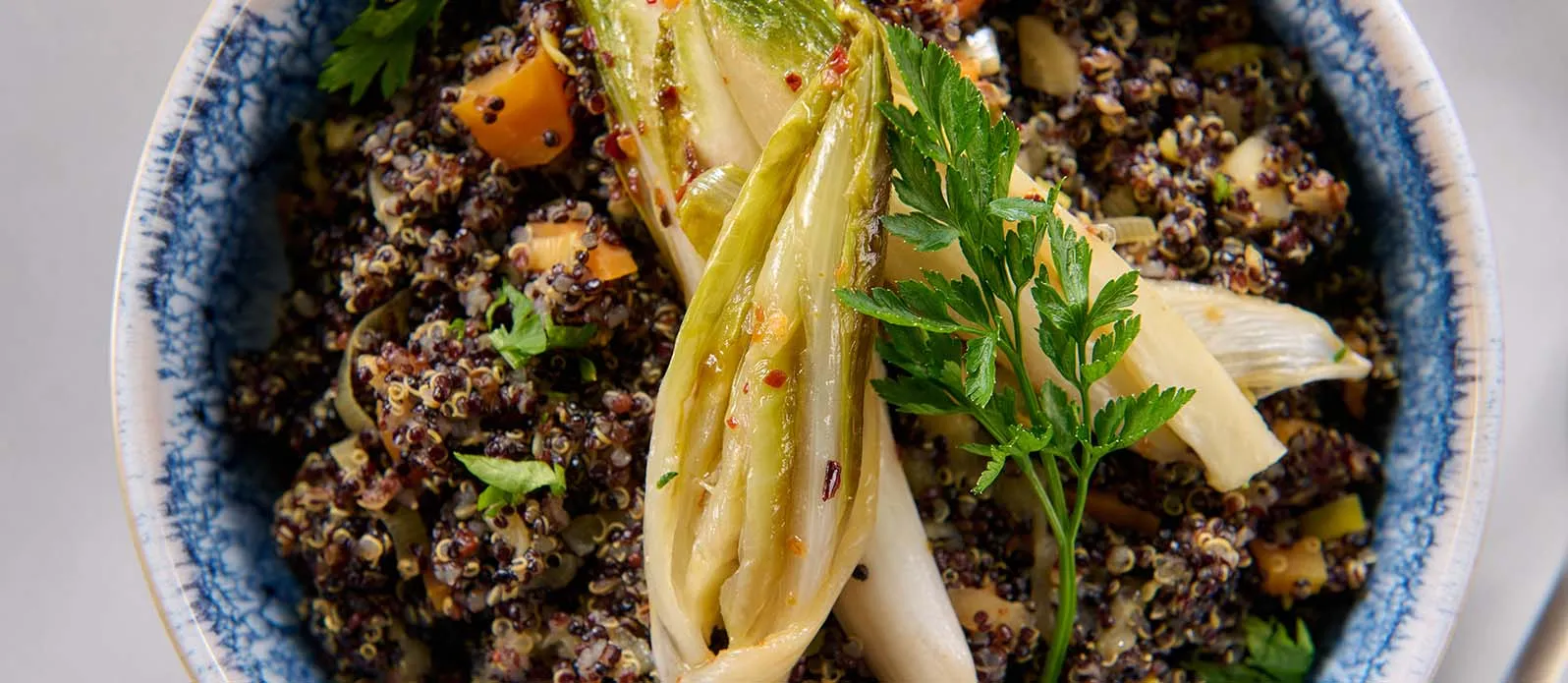 Quinoa à l’orientale avec sauce tahini