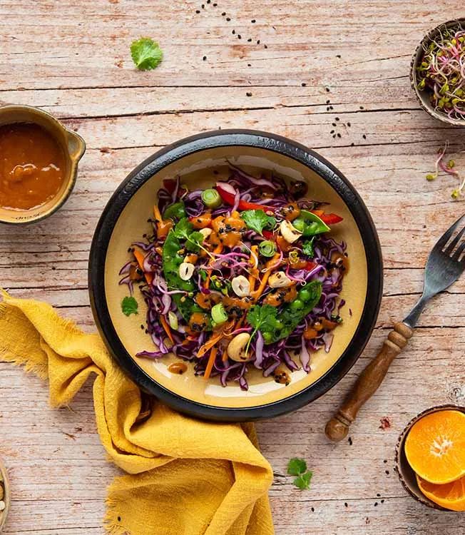 Salade de chou rouge aux noix de cajou et pois