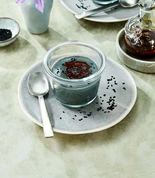 Panna cotta au tahini noir