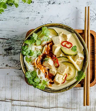 Soupe de nouilles thaïe au tofu et au kimchi