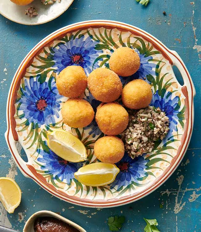 Raclette avec arancini et tartare de champignons