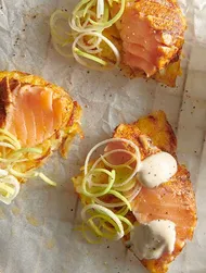 Röstis et sashimis de saumon avec sauce aux agrumes