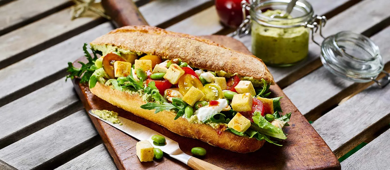 Sandwich burrata aux tomates et pesto de tofu