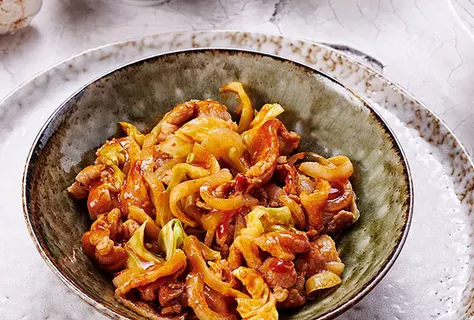 Poitrine de porc sautée avec kimchi