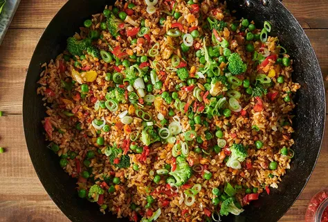 Riz aux oeufs frits, légumes et harissa
